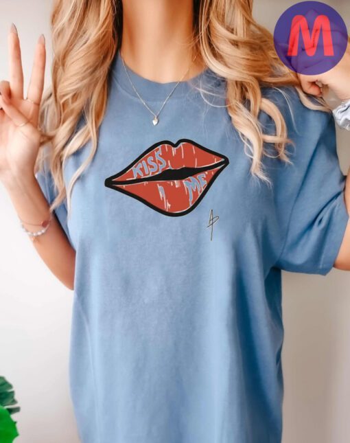 KISS ME LIPS Shirt