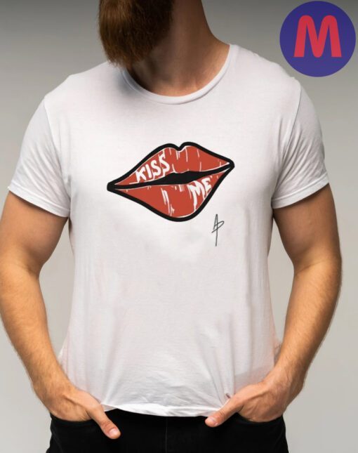 KISS ME LIPS T Shirt